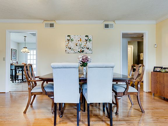 3rd image of 206 W Marthona Rd