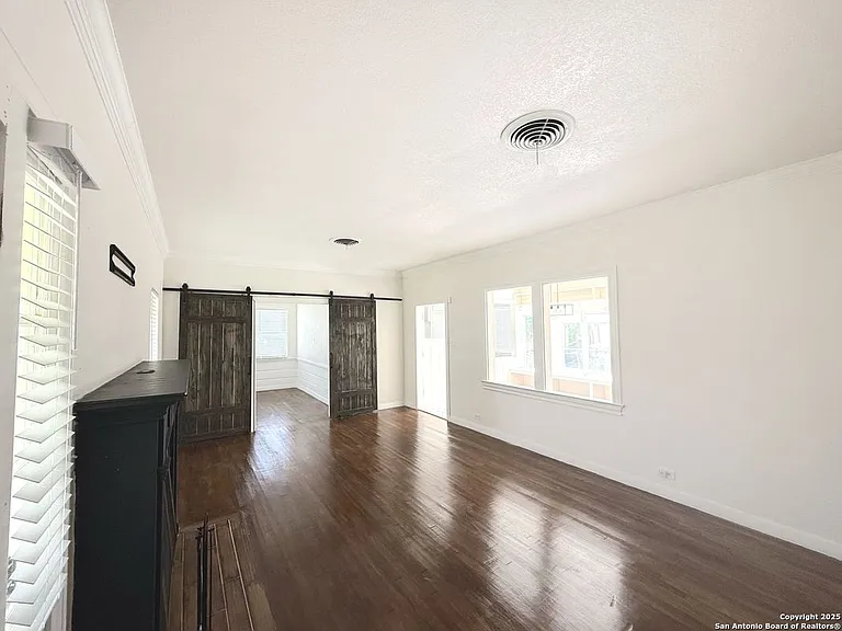 1214 Sutton Dr — Photo 5