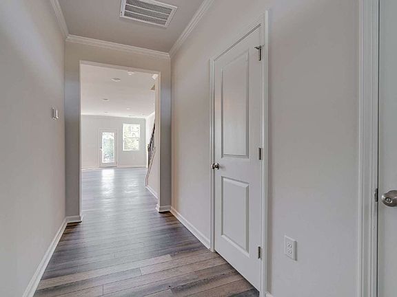 5th image of 2039 Caen St