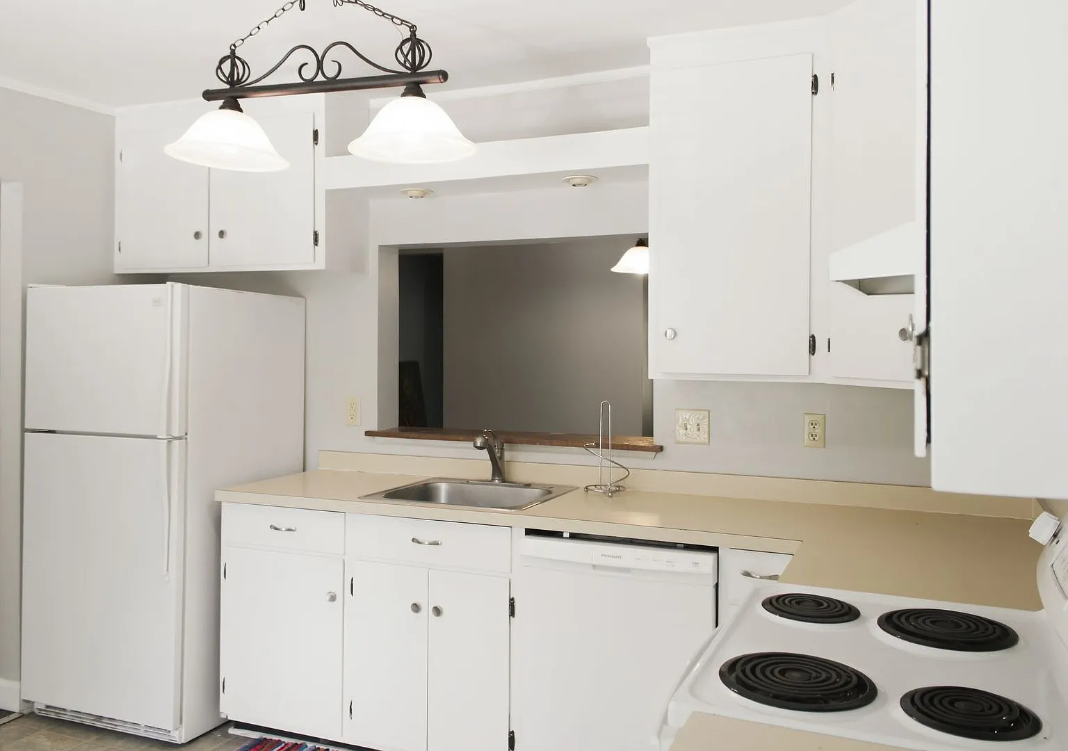 Cozy 2-story Townhouse — Photo 3