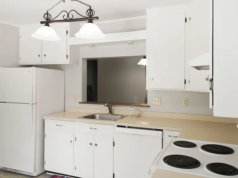 124 Blithe Ct — Photo 3
