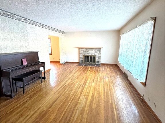 2nd image of 222 Cedar Ave