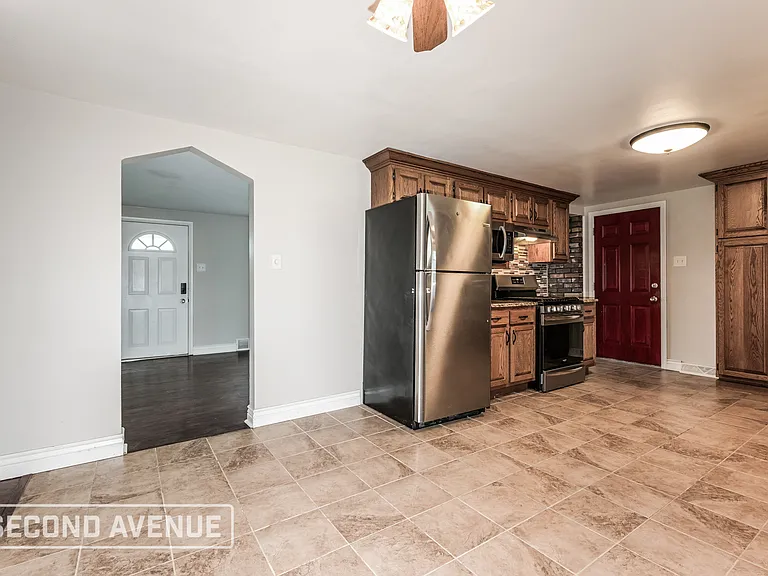 1003 Locust Dr — Photo 6