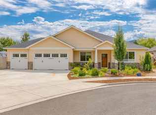 111 Huntley Ln, Phoenix, OR 97535