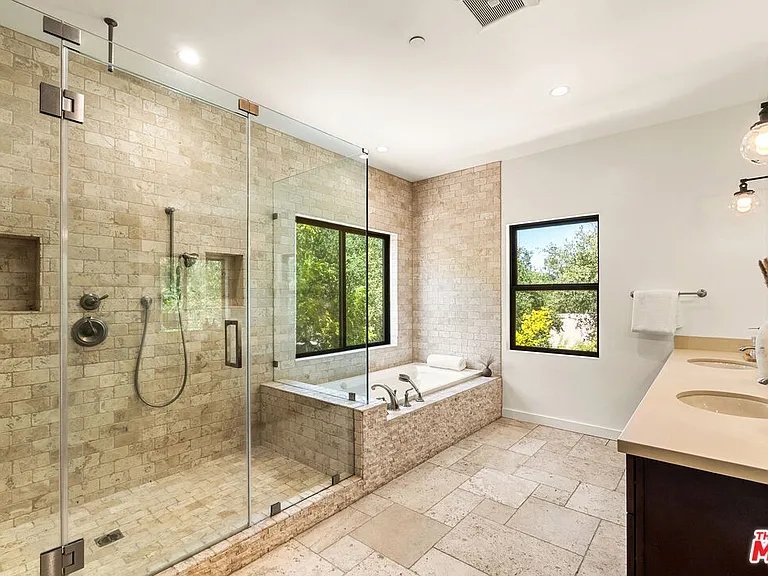 8836 Wonderland Ave — Photo 34