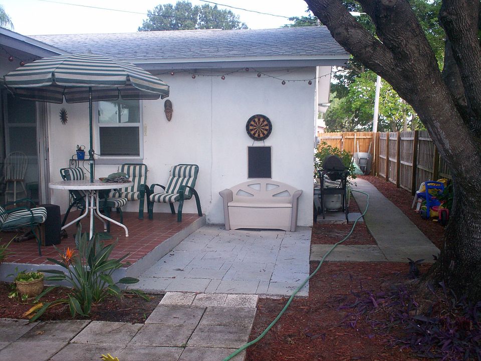 back patio ,nice shade tree