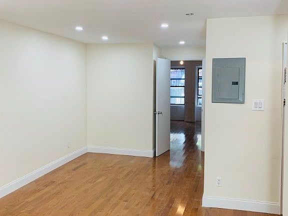 5th image of 326 Jefferson Ave APT 1