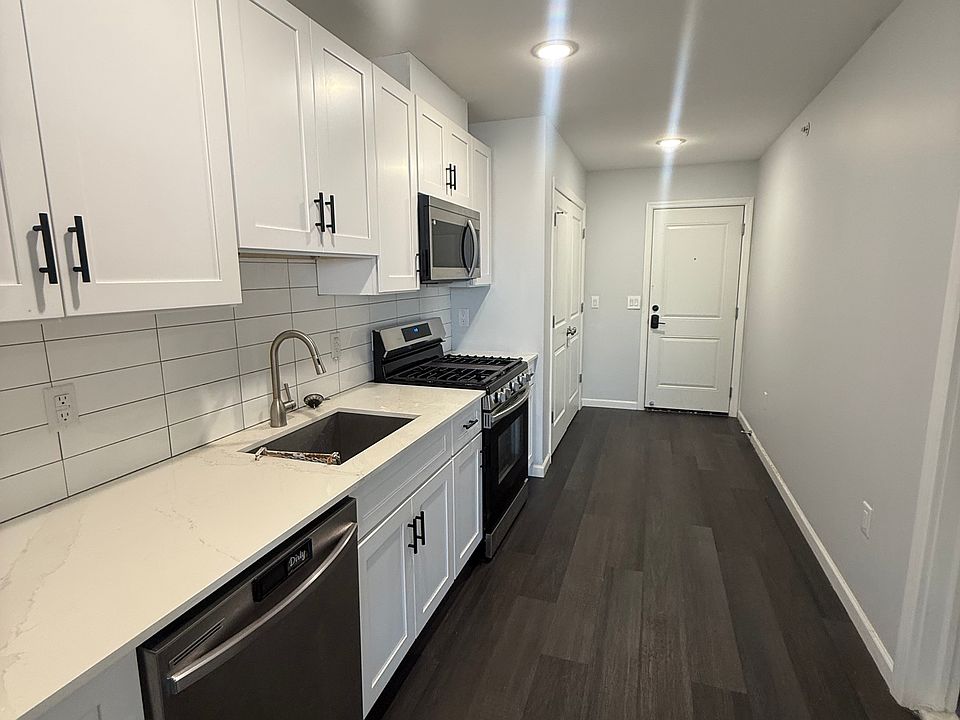 1st image of 207 Redwood Ave #404