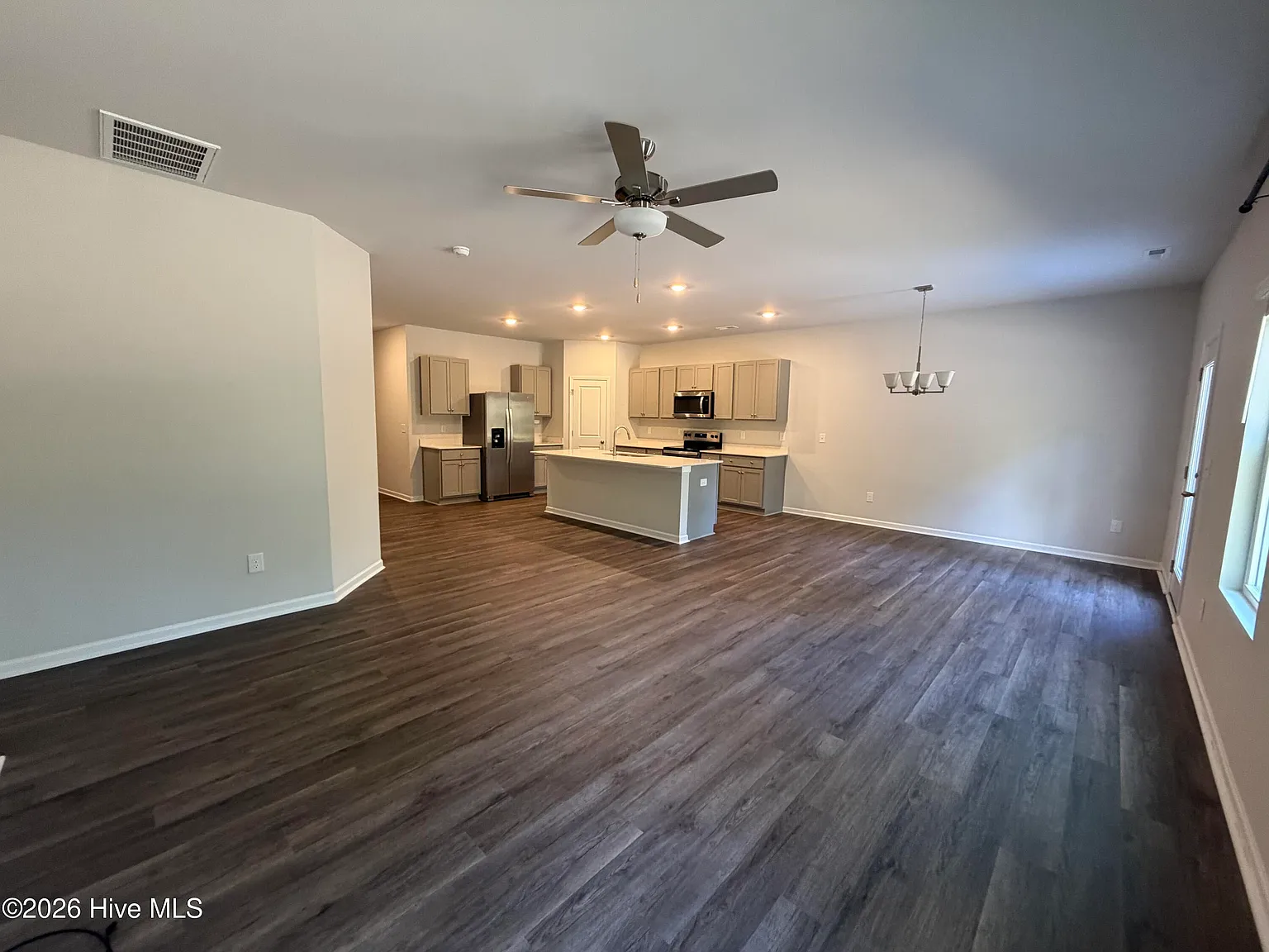 4 bed, 3.0 bath, $1,900 — Photo 3