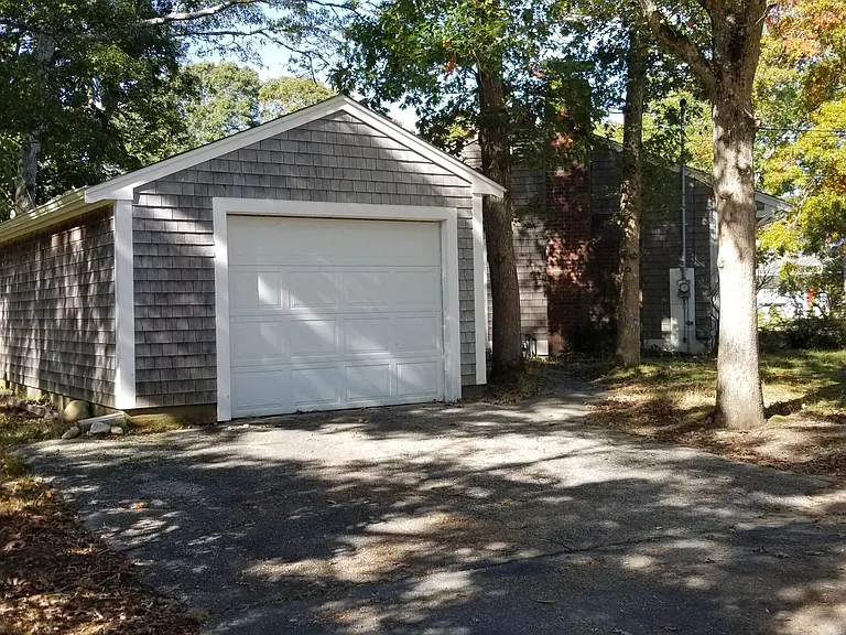 85 Castlewood Cir — Photo 2
