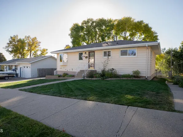 806 N 28th St, Bismarck, ND 58501