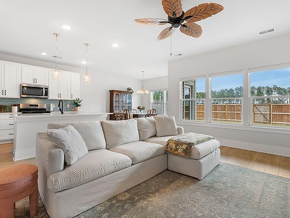4th image of 271 Lucca Dr