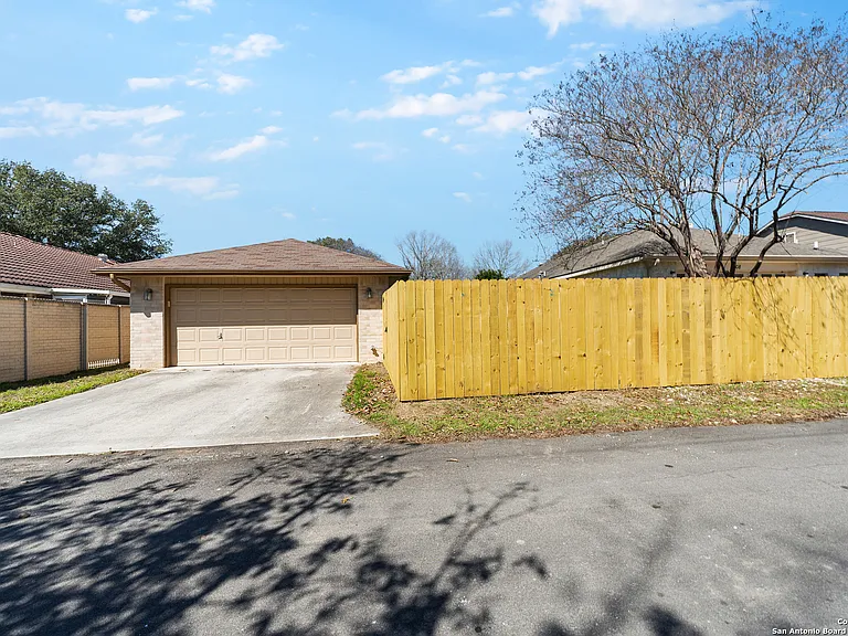 1504 Circle Oak Dr — Photo 31