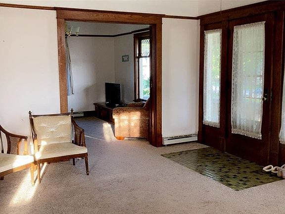 4th image of 210 E Marguerite St