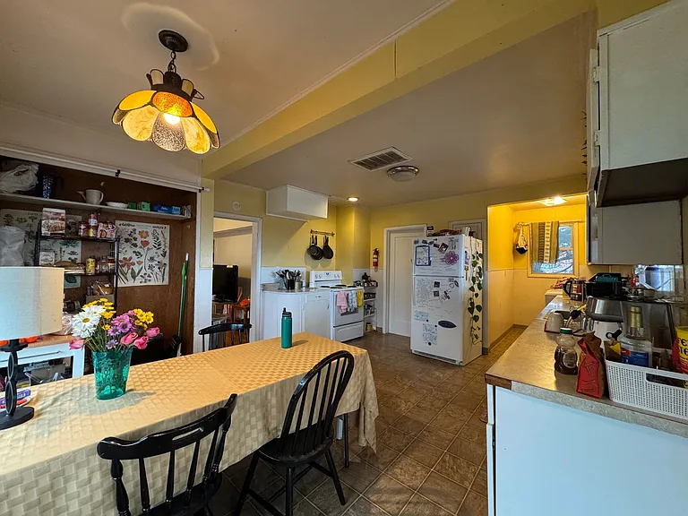 5 Bed 1.5 Bath in Fairhaven Close to Everything On a Bus Line — Photo 20