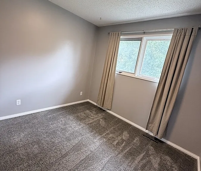 242 Carleton Dr — Photo 7