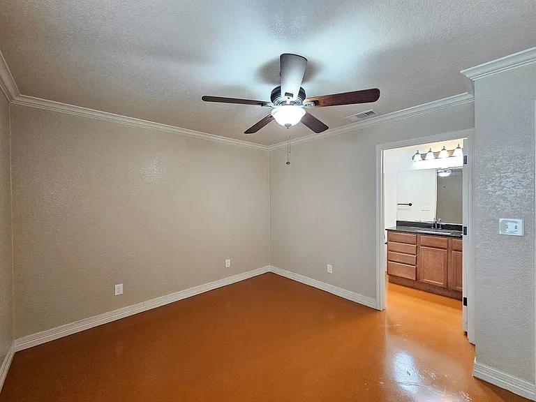 803 Leifester Cir #B — Photo 9