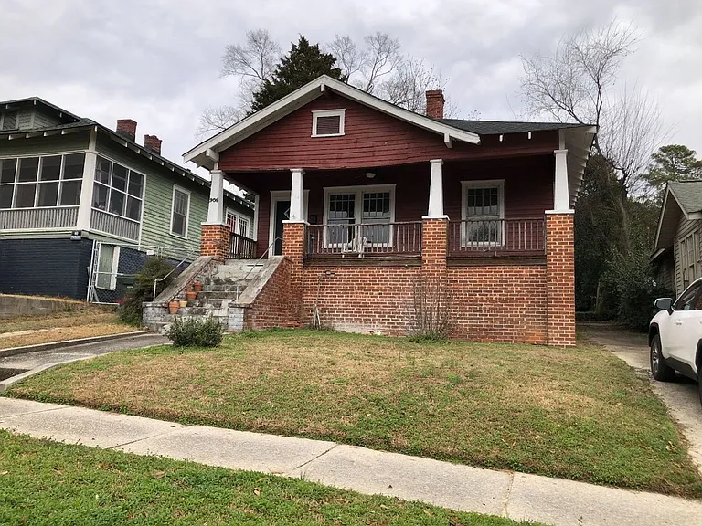 906 Queen St — Photo 1
