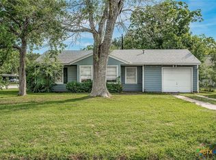 911 S Wells St, Edna, TX 77957