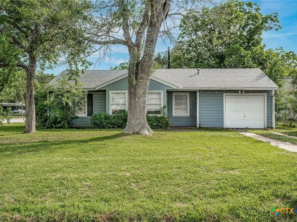 911 S Wells St, Edna, TX 77957