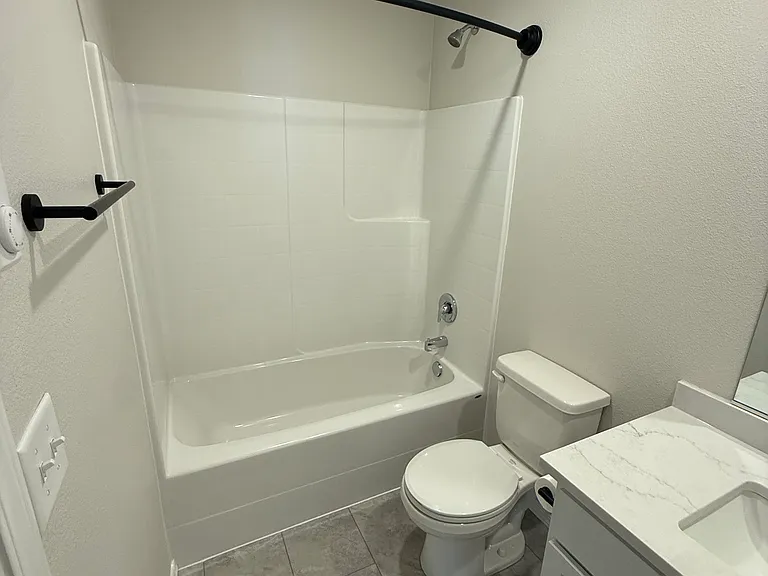 Full guest bathroom