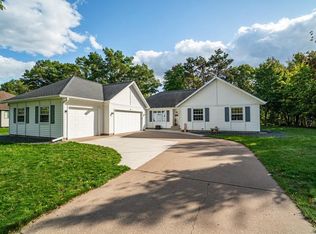 1511 Woodridge Dr, Chippewa Falls, WI 54729