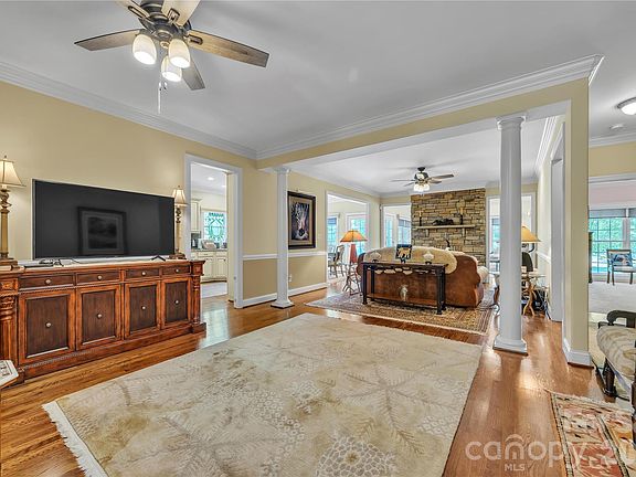 4th image of 118 Bradford Ct #16
