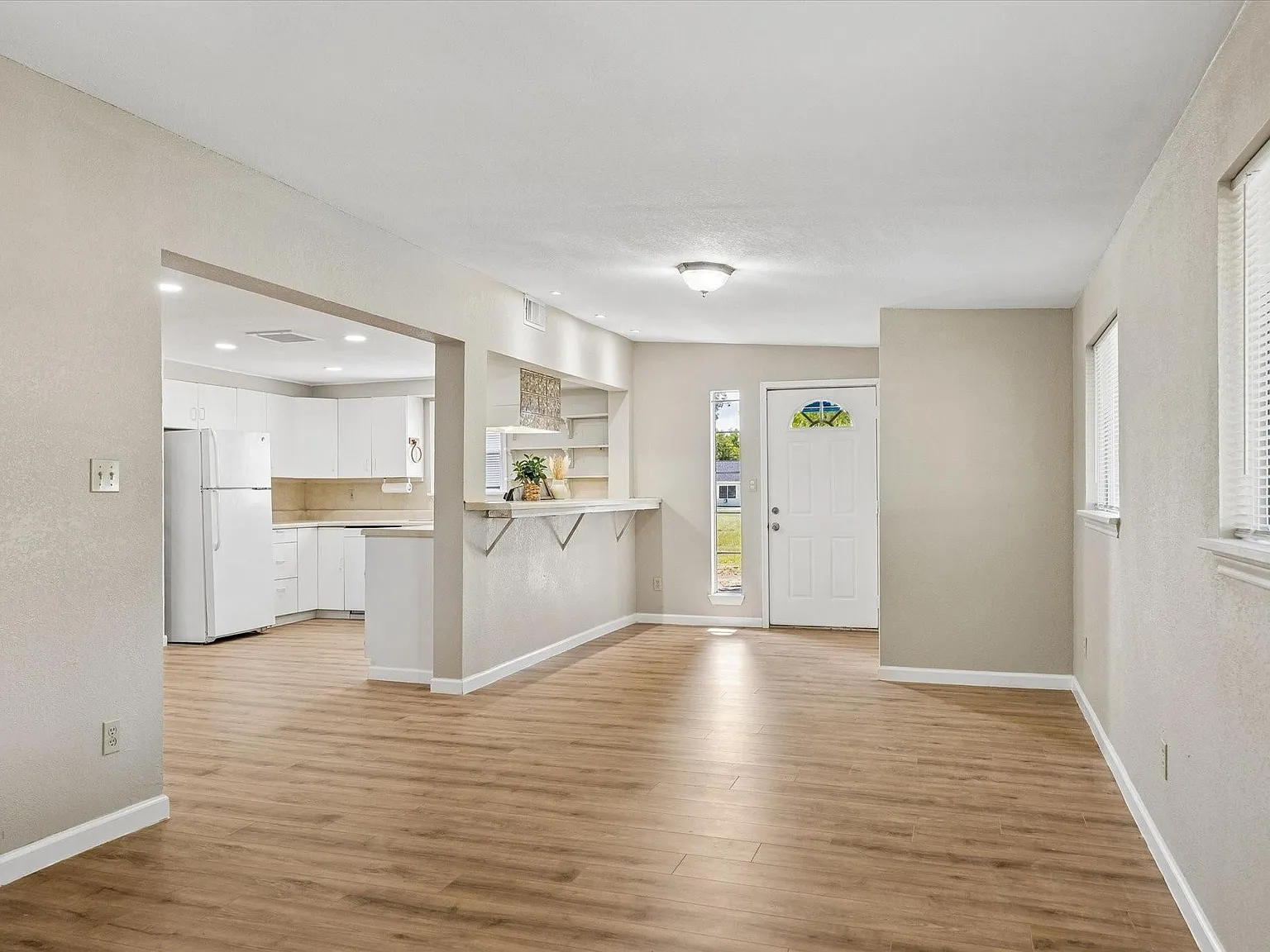 3 bed, 2.0 bath, 1395 sqft, $2,050 — Photo 4
