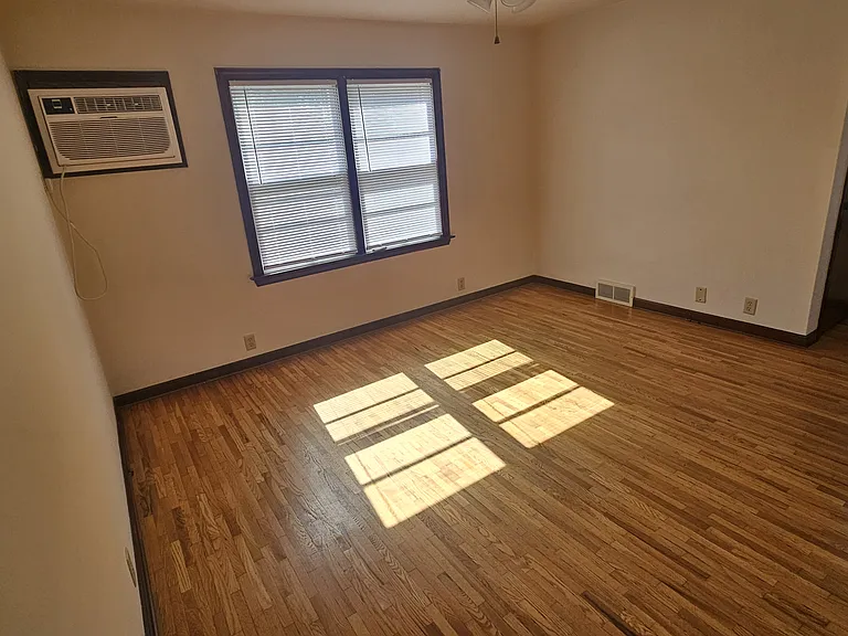 324 Spruce St — Photo 2