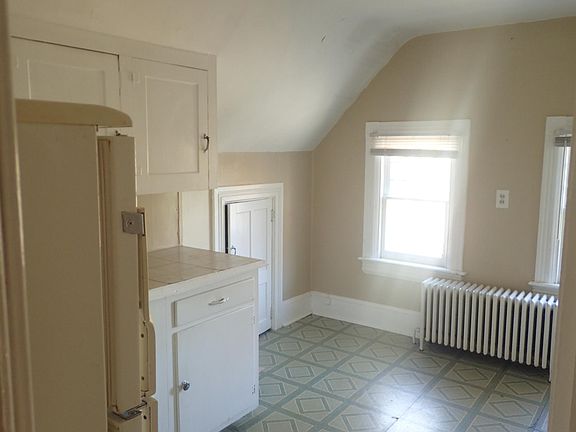 3rd image of 453 Glen St APT 9