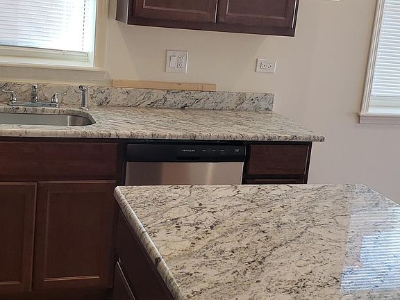 2nd image of 3020 N Leavitt St #2