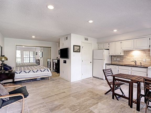 3rd image of 1311 Antoine Dr APT 132