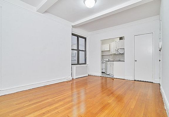 3rd image of 135 E 50th St APT 3G