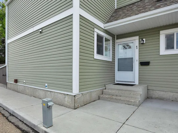 1820 56th St NW #1, Edmonton, AB T6L 5L4