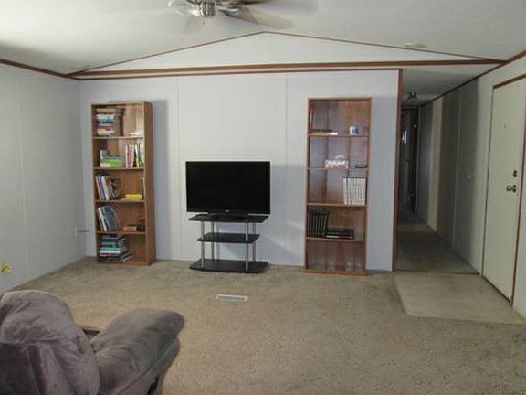 3rd image of 1902 E Dahlia Dr