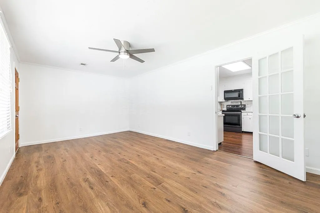 410 Thomson Rd — Photo 3