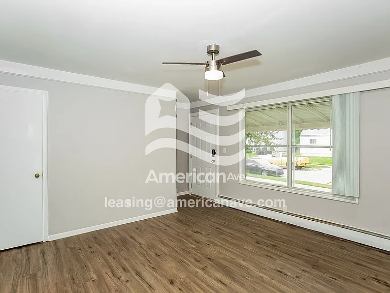 614184_005_wm_-_living_room_13139105.jpg