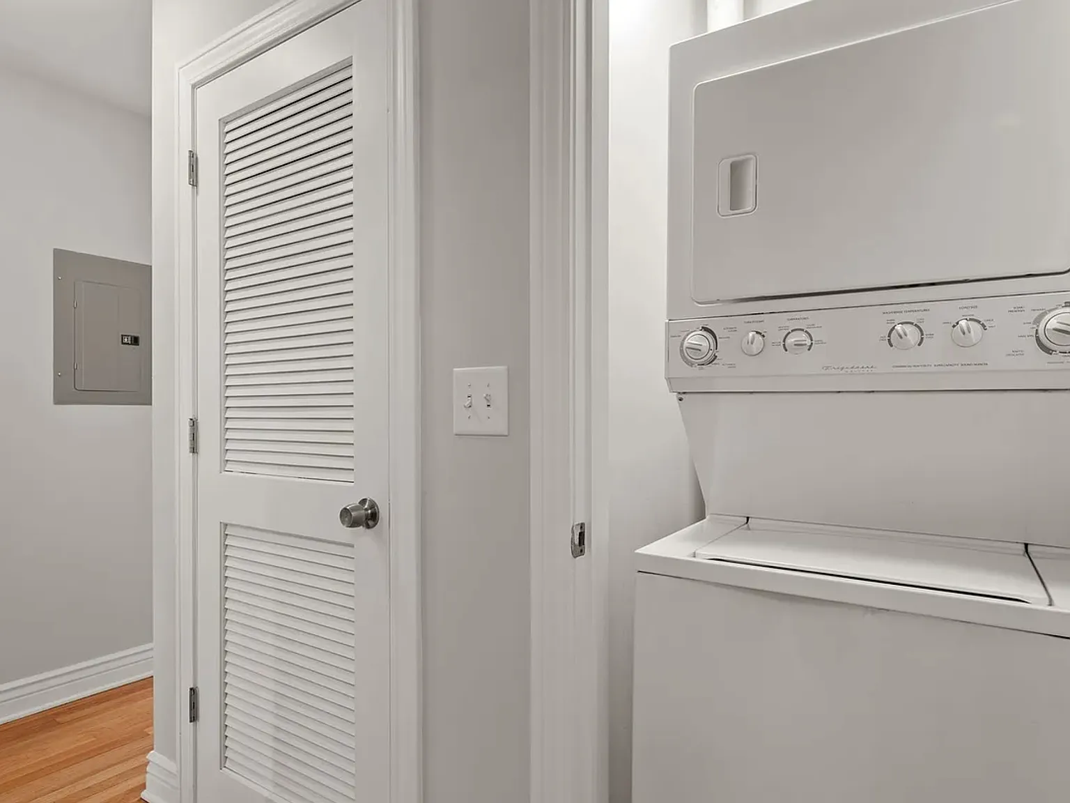 2 bed, 950 sqft, $3,000 — Photo 2