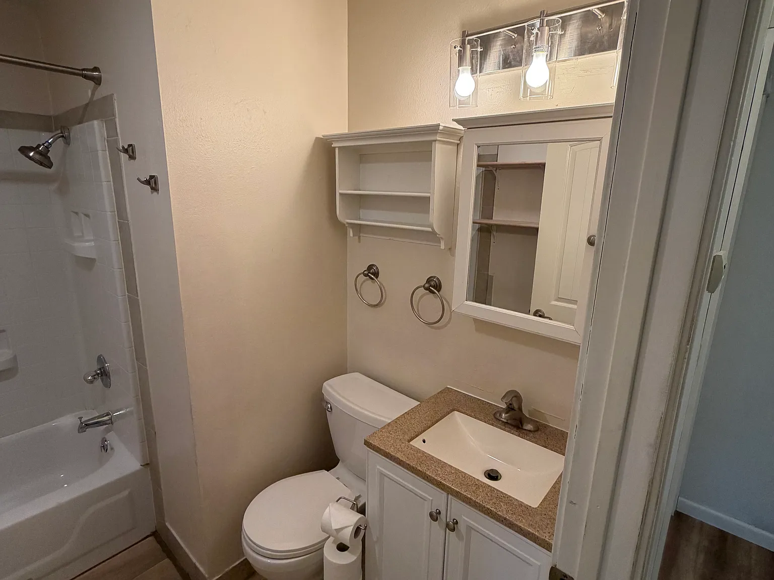 3 bed, 1008 sqft, $2,295 — Photo 2