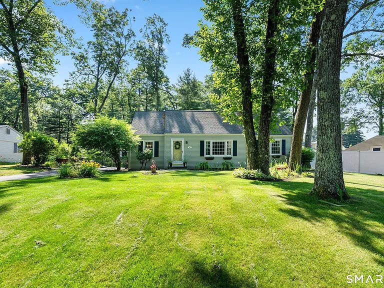38 Barry Ln — Photo 2