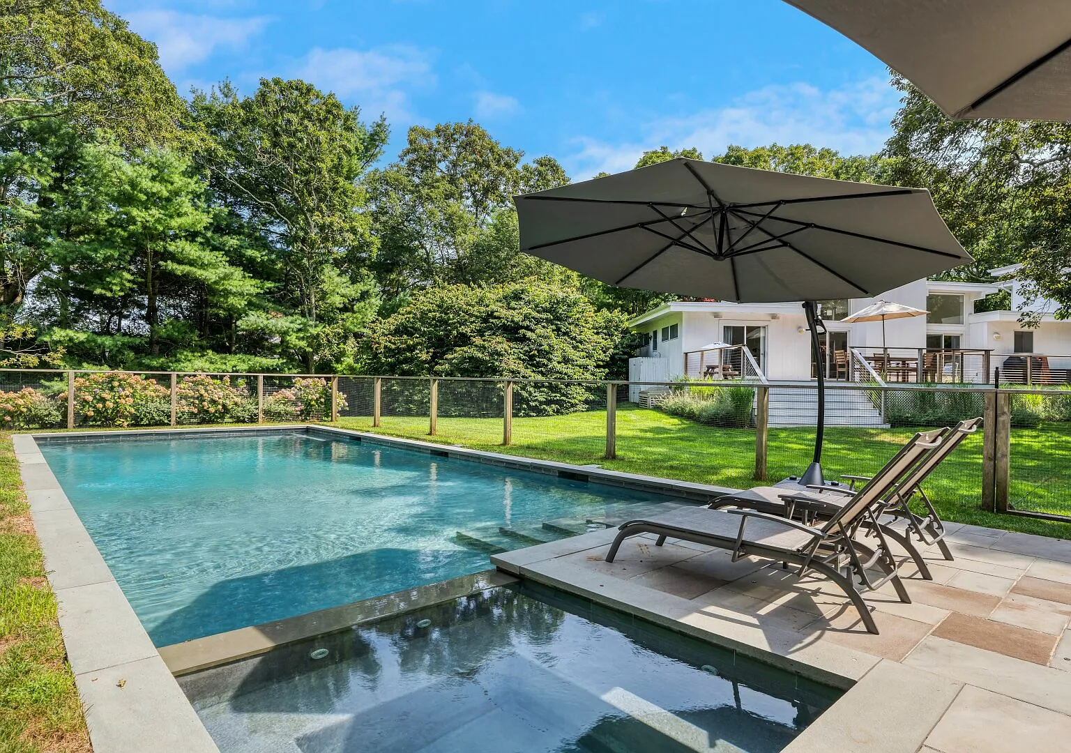 Renovated ranch, heated pool, hot tub, close to Georgica Beach — Photo 3
