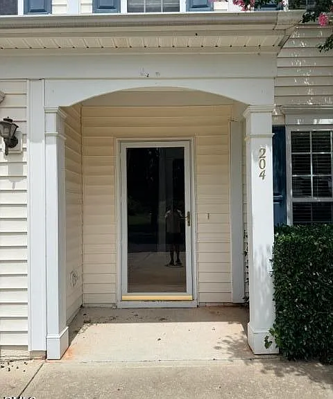 204 Caraleigh Ct — Photo 4