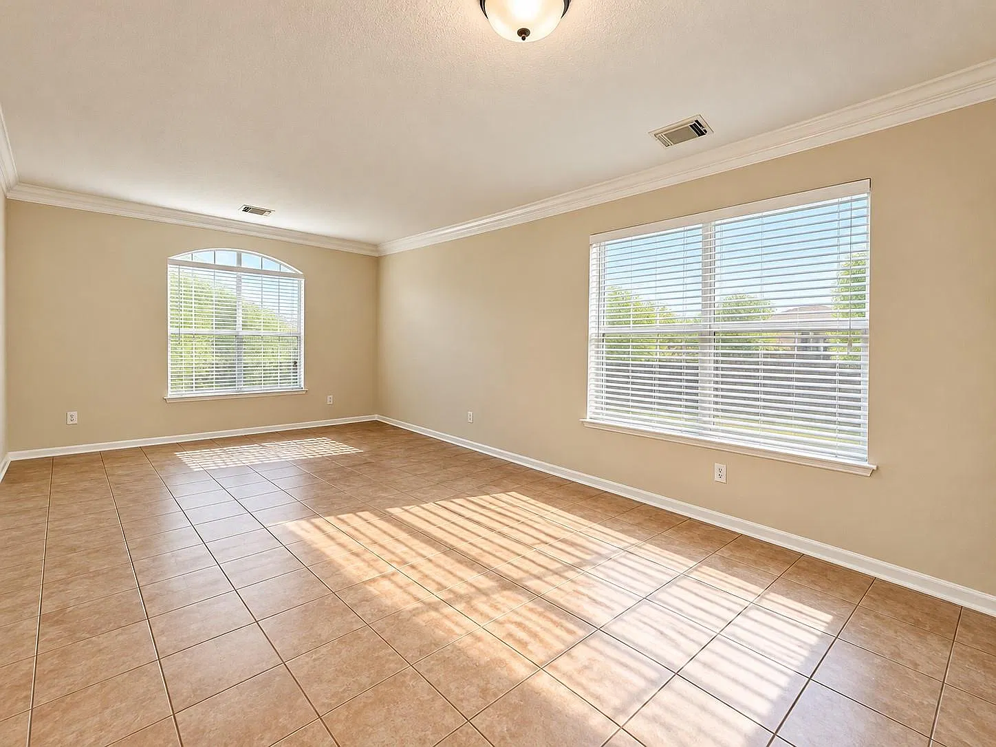 5 bed, 3.5 bath, 3118 sqft, $3,200 — Photo 4