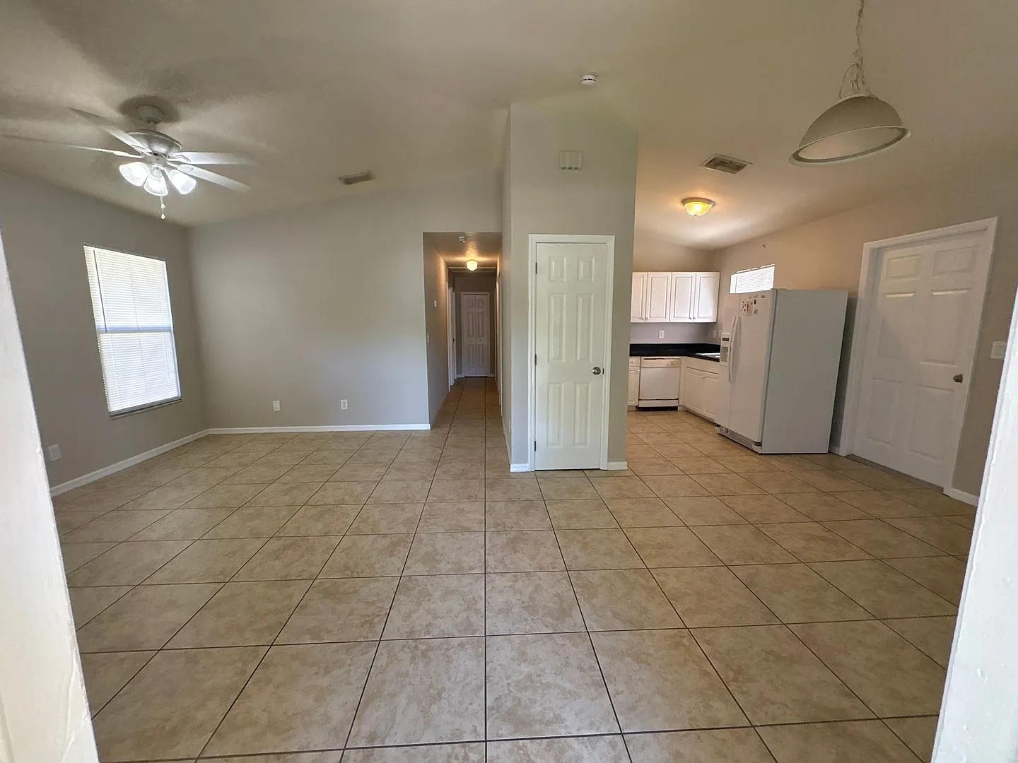 Charming 3-Bedroom, 2-Bath Single-Family Home Available Now! — Photo 4