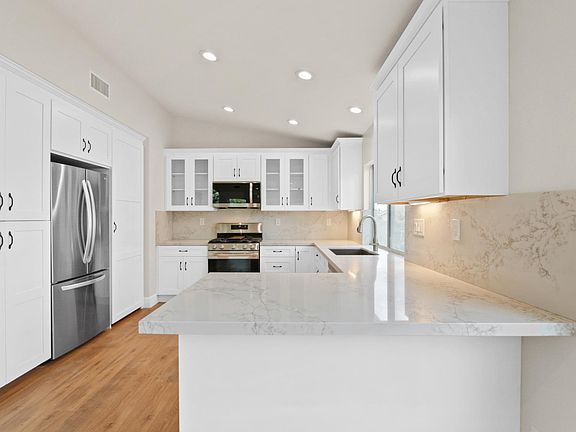 3rd image of 2 Charlemont Dr