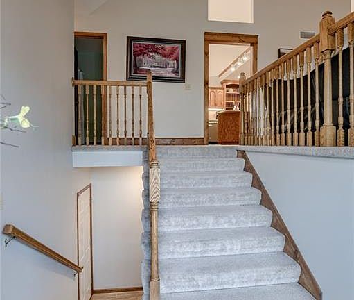 3rd image of 204 Surrey Ct