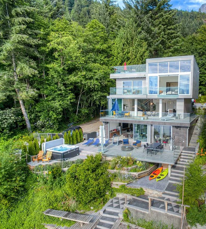 Lonsdale Ave, North Vancouver — Photo 1