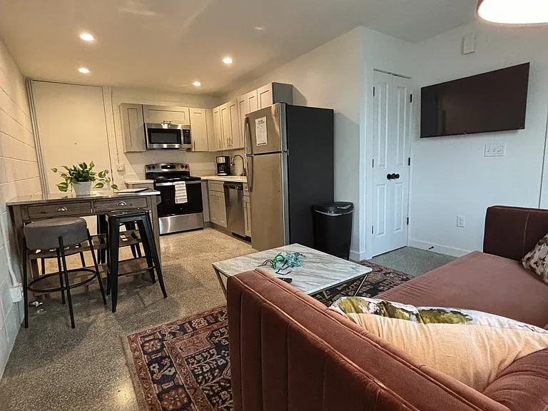 Studio Arms Apartments — Photo 16