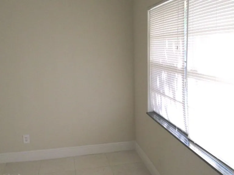 GEM COVE APARTMENTS — Photo 10