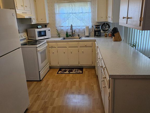 4th image of 245 Barbados Drive N